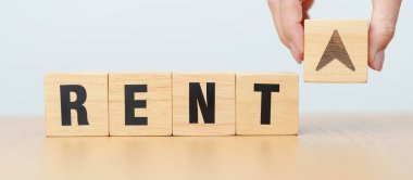 Tahta bloğu RENT metniyle değiştir, yukarı ve aşağı oku kullan. Fiyat düşüşü ve artışı, emlak, ev, araba, finans, para değeri, indirim, yatırım ve ekonomik durgunluk kavramı