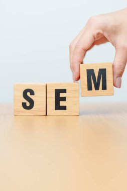 SEM 'in tahta bloğu. Arama motoru optimizasyonu, SEA, SEO, Reklamcılık, Pazarlama, Fikir, Strateji, Anahtar sözcük, İçerik ve Teknoloji kavramı