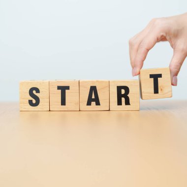 Tahta blok Başla. Akıllı, zeki, başlangıç, başlangıç, büyüme ve yeni yaşam bölümü kavramları