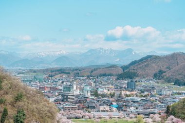 Bahar mevsiminde Sakura Kiraz Çiçeği ile Tendo Parkı veya Maizuru Parkı. Yamagata Bölgesi, Tohoku, Japonya, 21 Nisan 2025