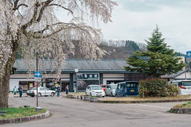 Bahar mevsiminde Kakunodate İstasyonu. Japonya 'nın Akita Eyaleti Semboku kentindeki tren istasyonu, Doğu Japonya Demiryolu Şirketi tarafından işletilmektedir. Semboku Şehri, Akita Bölgesi, 23 Nisan 2025