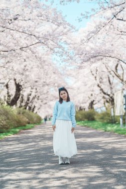Kitakami Tenshochi Parkı 'nı bahar aylarında Sakura Kiraz Çiçeği ile gezen bir kadın, Kitakami Festivali' nde seyahat eden gezgin, Iwate Bölgesi, Japonya. Seyahat ve Tatil için Dönüm Noktası