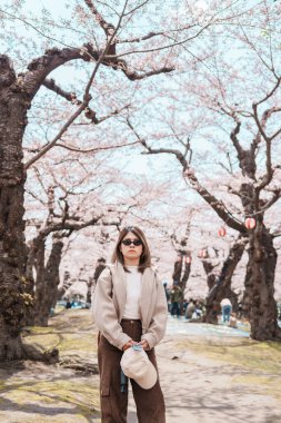 Baharda Sakura Kiraz Çiçeği ile Goryokaku Kulesi Parkı 'nı gezen kadın Hakodate City, Hokkaido, Japonya' da mutlu bir gezgin. Meşhur Landmark, Japonya Seyahat ve Tatil Yeri