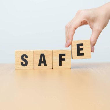 Tahta bloğu değiştirip güvenli bir yere kaydet. para tasarrufu, risk yönetimi, yatırım, mali güvenlik ve iş konsepti