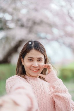 Kajo Park Yamagata Kalesi 'ni gezen turist, ilkbaharda Sakura Kiraz Çiçeği ile birlikte harabeleri gezen mutlu gezgin Yamagata, Tohoku, Japonya' ya seyahat ediyor. Meşhur Seyahat ve Tatil Tarihi