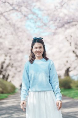 Kitakami Tenshochi Parkı 'nı bahar aylarında Sakura Kiraz Çiçeği ile gezen bir kadın, Kitakami Festivali' nde seyahat eden gezgin, Iwate Bölgesi, Japonya. Seyahat ve Tatil için Dönüm Noktası
