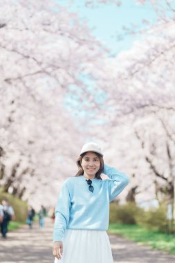 Kitakami Tenshochi Parkı 'nı bahar aylarında Sakura Kiraz Çiçeği ile gezen bir kadın, Kitakami Festivali' nde seyahat eden gezgin, Iwate Bölgesi, Japonya. Seyahat ve Tatil için Dönüm Noktası