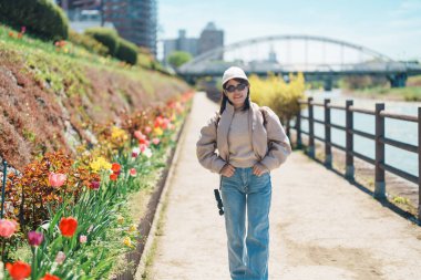 Iwate Dağı 'nı gezen kadın ve baharda çiçekli Kitakami nehri, Morioka şehrinde seyahat eden mutlu gezgin, Iwate Bölgesi, Japonya. Ünlü Landmark Seyahat ve Tatil Yeri