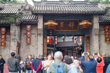 Chengdu 'nun Wuhou Anıt Tapınağı' nın doğusunda bulunan Jinli Pedestrian Sokağı. 30 Ekim 2025, Chengdu, Sichuan, Çin