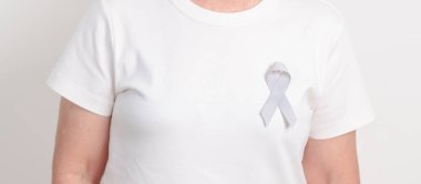 Mayıs Kanser Farkındalığı ayı için gri kurdeleli yaşlılar ve Astım Bilinci, Yaşam İnsanları Destekleme Kurdelesi. Sağlık ve Şubat Dünya Kanser Günü