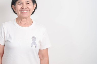 Mayıs Kanser Farkındalığı ayı için gri kurdeleli yaşlılar ve Astım Bilinci, Yaşam İnsanları Destekleme Kurdelesi. Sağlık ve Şubat Dünya Kanser Günü