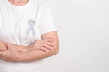 Mayıs Kanser Farkındalığı ayı için gri kurdeleli yaşlılar ve Astım Bilinci, Yaşam İnsanları Destekleme Kurdelesi. Sağlık ve Şubat Dünya Kanser Günü