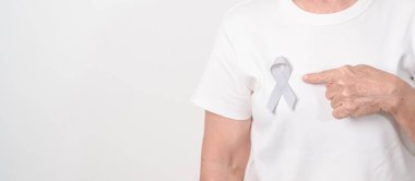 Mayıs Kanser Farkındalığı ayı için gri kurdeleli yaşlılar ve Astım Bilinci, Yaşam İnsanları Destekleme Kurdelesi. Sağlık ve Şubat Dünya Kanser Günü