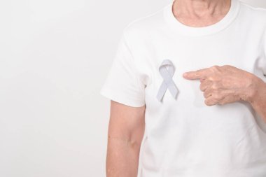 Mayıs Kanser Farkındalığı ayı için gri kurdeleli yaşlılar ve Astım Bilinci, Yaşam İnsanları Destekleme Kurdelesi. Sağlık ve Şubat Dünya Kanser Günü