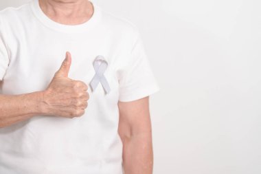 Mayıs Kanser Farkındalığı ayı için gri kurdeleli yaşlılar ve Astım Bilinci, Yaşam İnsanları Destekleme Kurdelesi. Sağlık ve Şubat Dünya Kanser Günü