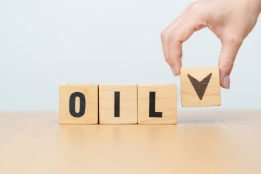 Tahta bloğu yukarı ve aşağı ok simgesi simgesine çevirin. Ticaret savaşı, hisse senedi, finansal kayıp ve ekonomik konsept