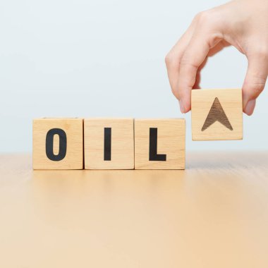 Tahta bloğu yukarı ve aşağı ok simgesi simgesine çevirin. Ticaret savaşı, hisse senedi, finansal kayıp ve ekonomik konsept