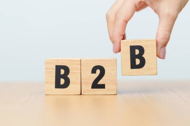 B2B 'nin tahta bloğunu elle değiştir. İş, Ticaret, Pazar, Pazarlama, Pazarlama, Lojistik ve Teknoloji Konsepti