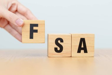 FSA 'nın tahta bloğunu elle değiştir. HSA, Esnek Harcama Hesabı ve Sağlık Tasarruf Hesabı, Tıbbi Masraflar, Vergi Yardımları ve Sağlık Hizmetleri Konseptleri