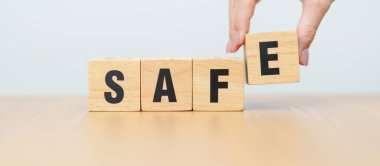 Tahta bloğu değiştirip güvenli bir yere kaydet. para tasarrufu, risk yönetimi, yatırım, mali güvenlik ve iş konsepti