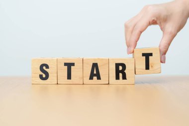 Tahta blok Başla. Akıllı, zeki, başlangıç, başlangıç, büyüme ve yeni yaşam bölümü kavramları