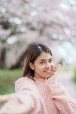 Kajo Park Yamagata Kalesi 'ni gezen turist, ilkbaharda Sakura Kiraz Çiçeği ile birlikte harabeleri gezen mutlu gezgin Yamagata, Tohoku, Japonya' ya seyahat ediyor. Meşhur Seyahat ve Tatil Tarihi