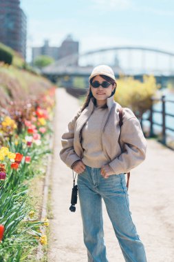 Iwate Dağı 'nı gezen kadın ve baharda çiçekli Kitakami nehri, Morioka şehrinde seyahat eden mutlu gezgin, Iwate Bölgesi, Japonya. Ünlü Landmark Seyahat ve Tatil Yeri