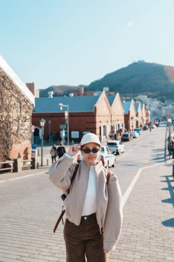Hakodate 'de turist ziyareti, mutlu gezginler bahar sezonunda Kanemori Kırmızı Tuğla Deposu' nu geziyor. Japonya 'nın Hokkaido şehrinde önemli ve popüler bir yer. Seyahat ve Tatil kavramı