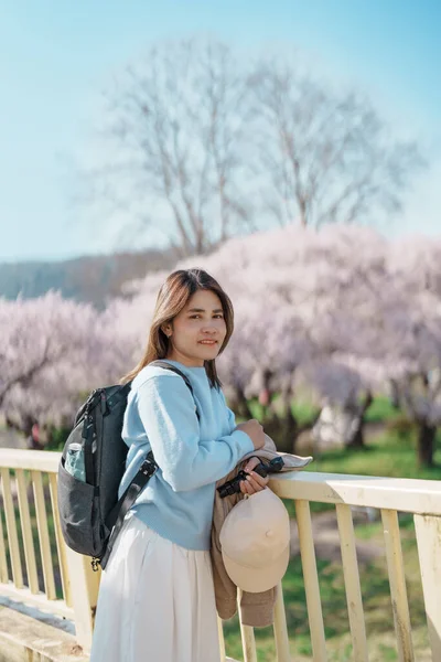 Kitakami Tenshochi Parkı 'nı bahar aylarında Sakura Kiraz Çiçeği ile gezen bir kadın, Kitakami Festivali' nde seyahat eden gezgin, Iwate Bölgesi, Japonya. Seyahat ve Tatil için Dönüm Noktası