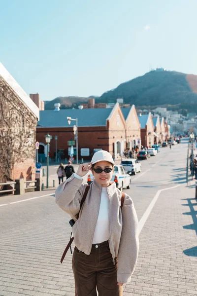 Hakodate 'de turist ziyareti, mutlu gezginler bahar sezonunda Kanemori Kırmızı Tuğla Deposu' nu geziyor. Japonya 'nın Hokkaido şehrinde önemli ve popüler bir yer. Seyahat ve Tatil kavramı