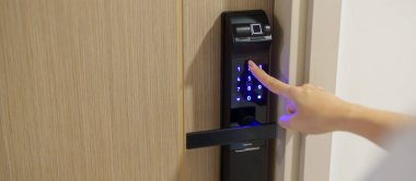 Evdeki ya da dairedeki kapıyı açarken ya da kapatırken akıllı dijital kapı kilidi için PIN numarası. NFC Teknoloji, Parmak izi taraması, anahtar kartı, akıllı telefon ve irtibatsız yaşam tarzı kavramları