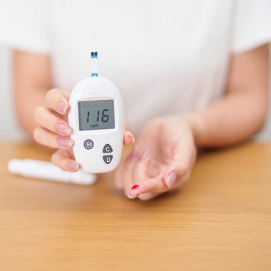 Diabet ya da kan şekeri testi. Dijital kan şekeri ölçer ve tükenmez kalemle test edilir. yüksek kan şekeri seviyesi, Dünya Diyabet Günü, glisemi, hipoglisemi, hiperglisemi ve insülin