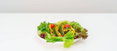 Tabakta taze organik sebze salatası. Sağlıklı beslenme, kilo kaybı, temiz yemek, sağlıklı beslenme, vegan, sağlık, yeşil diyet ve sağlıklı yaşam tarzı.