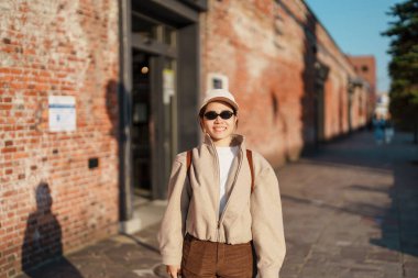 Hakodate 'de turist ziyareti, mutlu gezginler bahar sezonunda Kanemori Kırmızı Tuğla Deposu' nu geziyor. Japonya 'nın Hokkaido şehrinde önemli ve popüler bir yer. Seyahat ve Tatil kavramı