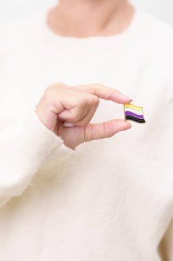 Uluslararası İkili Olmayan İnsanlar Temmuz Günü ve Mutlu Gururlu Haziran ayı ve LGBTQIA 'nın LGBTQ, Evlilik Eşitliği Yasası, Panseksüel, Demiseksüel ve transseksüel bayrak broşu