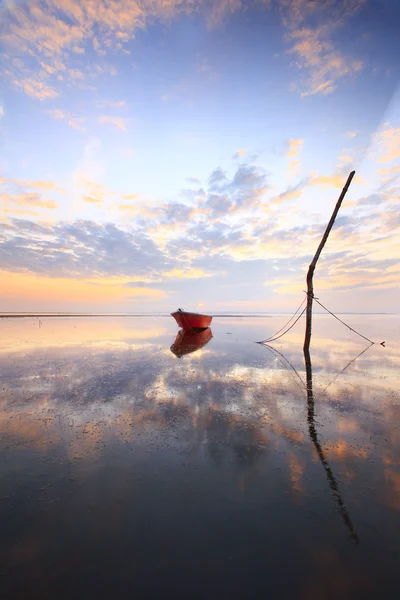 Einzelboot unter Morgenhimmel — Stockfoto