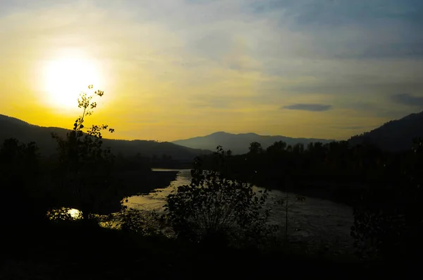 Paisagem Com Montanhas Floresta Rio Frente Belo Cenário — Fotografia de Stock