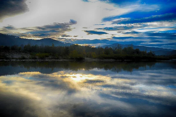 Bela Paisagem Com Altas Montanhas Com Picos Iluminados Pedras Lago — Fotografia de Stock