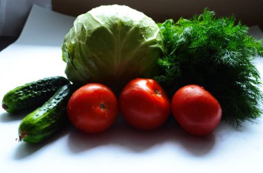 Taze sebzeli ahşap masa. Üst düzey domatesler, salatalıklar, lahana, dereotu. Taze sağlıklı gıda konsepti.