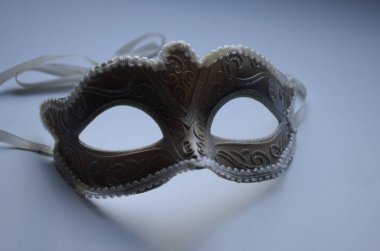 Beyaz bir arka planda karnaval maskesi. Kapat.