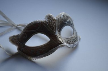 Beyaz bir arka planda karnaval maskesi. Kapat.