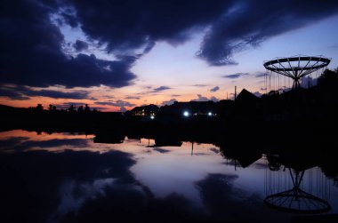 Günbatımı göl iskelesi manzarası. Gün batımında göl iskelesinde. Mavi gökyüzü ile günbatımı gölü