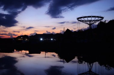 Günbatımı göl iskelesi manzarası. Gün batımında göl iskelesinde. Mavi gökyüzü ile günbatımı gölü