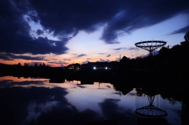 Günbatımı göl iskelesi manzarası. Gün batımında göl iskelesinde. Mavi gökyüzü ile günbatımı gölü