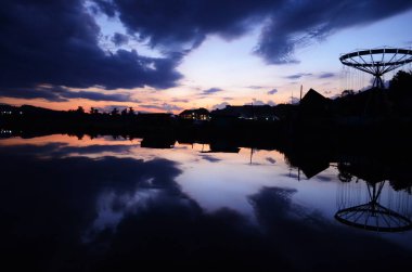 Günbatımı göl iskelesi manzarası. Gün batımında göl iskelesinde. Mavi gökyüzü ile günbatımı gölü