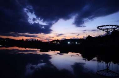 Günbatımı göl iskelesi manzarası. Gün batımında göl iskelesinde. Mavi gökyüzü ile günbatımı gölü