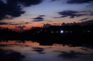 Günbatımı göl iskelesi manzarası. Gün batımında göl iskelesinde. Mavi gökyüzü ile günbatımı gölü
