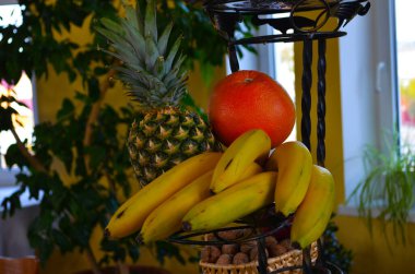 Meyveli vazo. Sulu nar, üzüm ve elmalar en üstteki fotoğrafta. Hasat günü