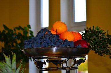 Meyveli vazo. Sulu nar, üzüm ve elmalar en üstteki fotoğrafta. Hasat günü