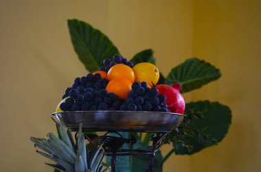 Meyveli vazo. Sulu nar, üzüm ve elmalar en üstteki fotoğrafta. Hasat günü